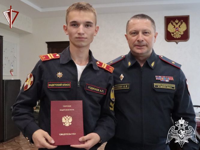 В Твери росгвардейцы поздравили учащихся подшефного класса с завершением учебы
