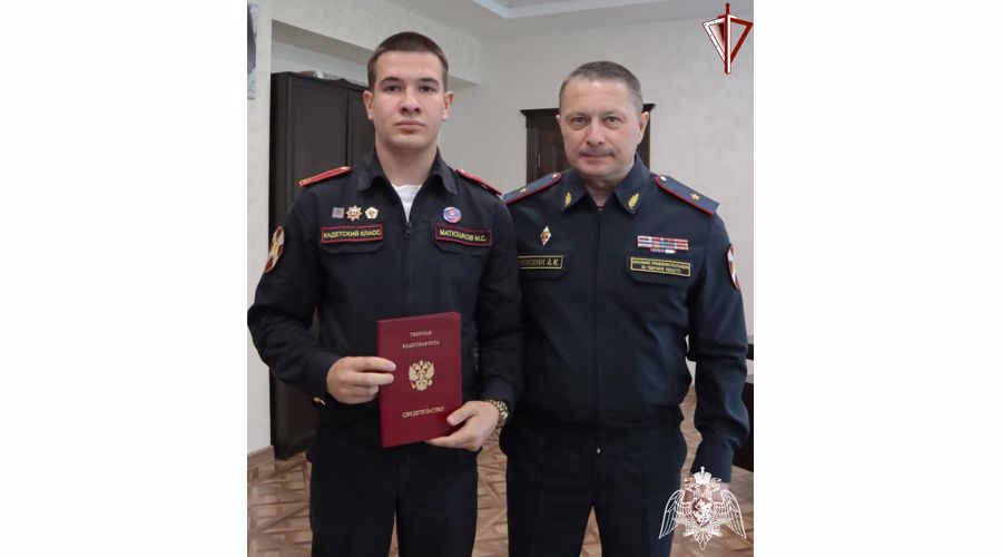В Твери росгвардейцы поздравили учащихся подшефного класса с завершением учебы