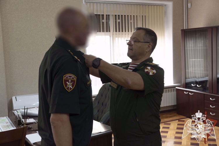 Командующий Центральным округом Росгвардии вручил госнаграды военнослужащим и сотрудникам ведомства
