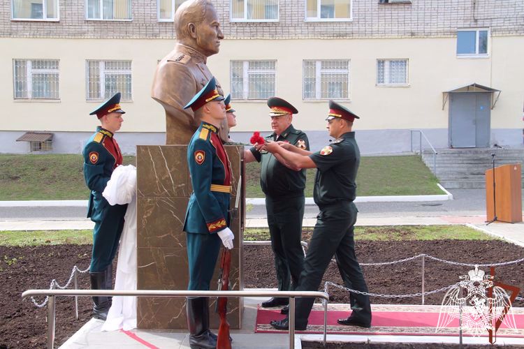 Генерал-майор Василий Колесников открыл бюст генералу армии Андрею Хрулёву в Пермском военном институте Росгвардии