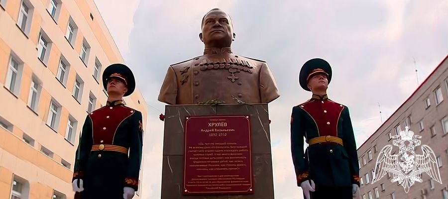Генерал-майор Василий Колесников открыл бюст генералу армии Андрею Хрулёву в Пермском военном институте Росгвардии