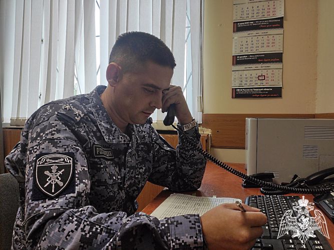В режиме «прямой телефоной линии» офицер Управлении Росгвардии по Тверской области разъяснил гражданам процедуру трудоустройства в подразделения ведомства