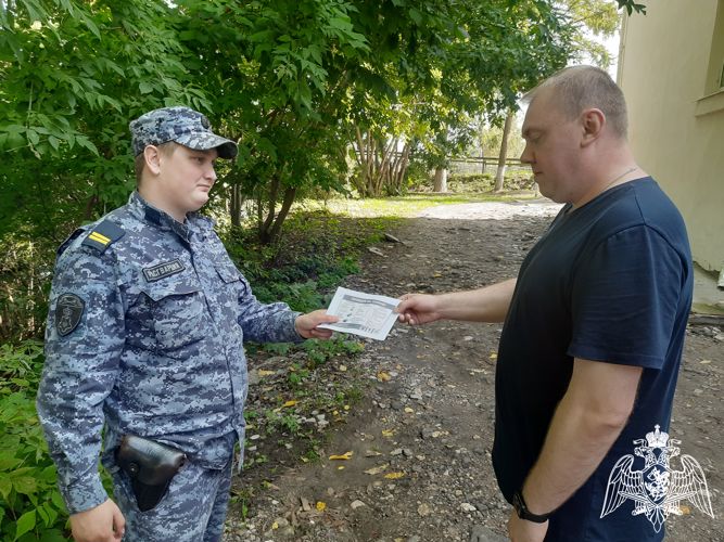 Росгвардейцы раздали жителям Тверской области памятки по противодействию терроризму