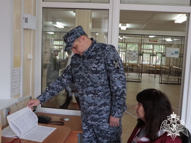 К началу учебного года росгвардейцы проверят школы Твери и области