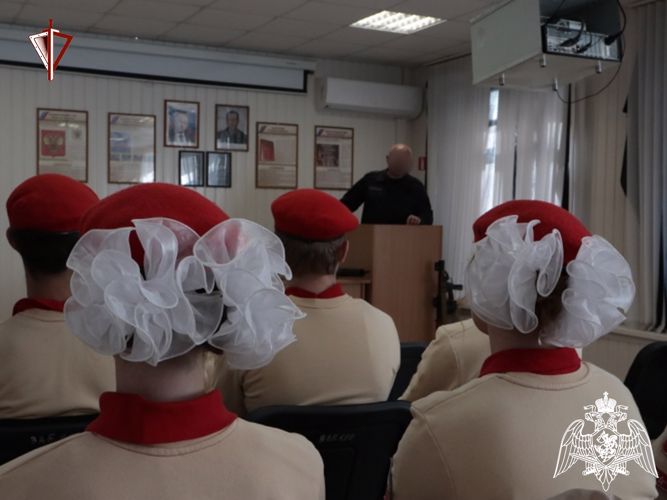 ОМОН Росгвардии с профессиональным праздником поздравили юнармейцы школы №15 города Твери