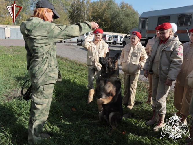 ОМОН Росгвардии с профессиональным праздником поздравили юнармейцы школы №15 города Твери