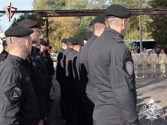 ОМОН Росгвардии с профессиональным праздником поздравили юнармейцы школы №15 города Твери