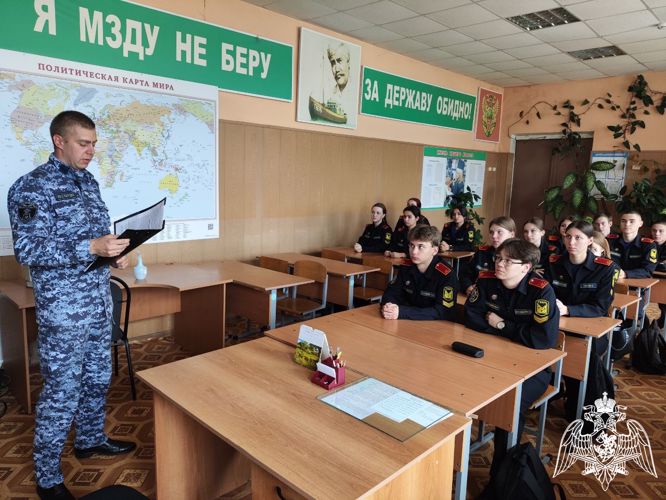 Сотрудники вневедомственной охраны рассказывают тверским школьникам о своем подразделении