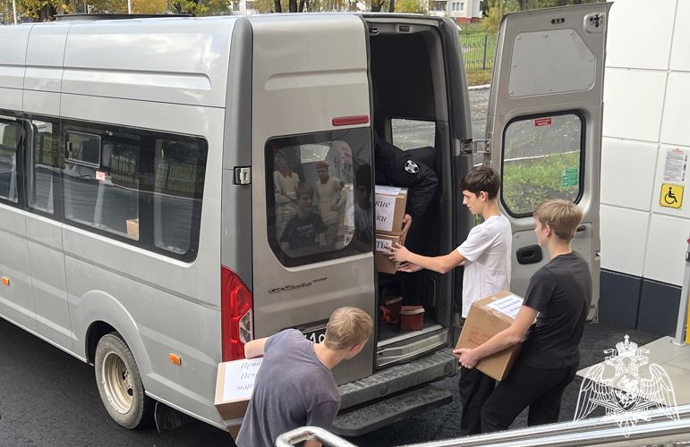 Школьники передали подарки тверским росгвардейцам на передовую