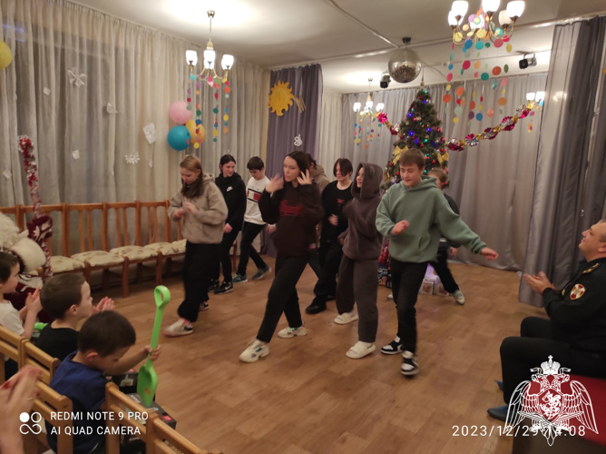 Тверские росгвардейцы проводят акцию «Дед Мороз специального назначения»