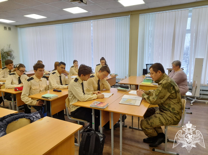 В Твери росгвардейцы рассказали школьникам о соблюдении правил пожарной безопасности