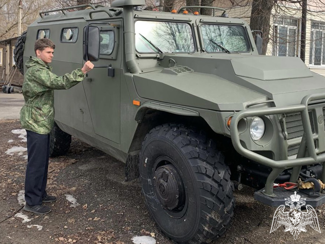 Спецназовцы провели патриотическое занятие для старшеклассников тверской школы, посвященное Дню войск национальной гвардии РФ