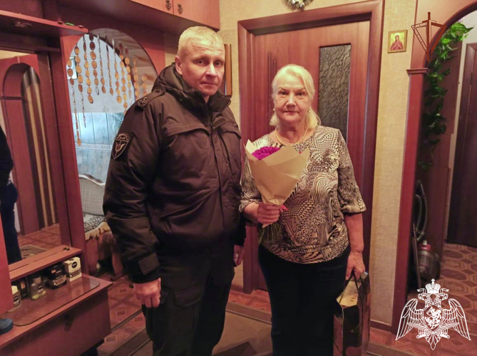 Сотрудники тверского ОМОН «Барс» поздравили с юбилеем маму погибшего сослуживца