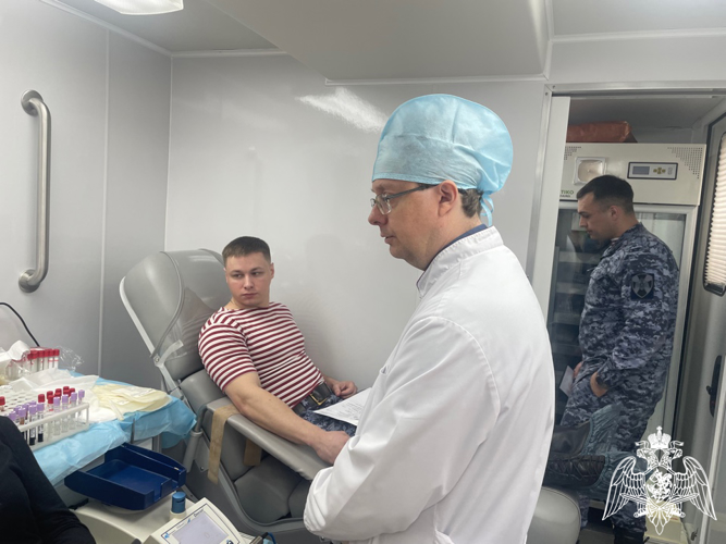 Тверские росгвардейцы приняли участие в добровольной сдаче крови и ее компонентов в  рамках акции «От сердца к сердцу»