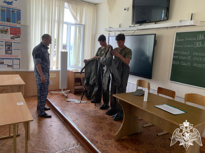 ВОЕННОСЛУЖАЩИЕ РОСГВАРДИИ ПРОВЕЛИ ЗАНЯТИЯ С КАДЕТАМИ В ТВЕРИ