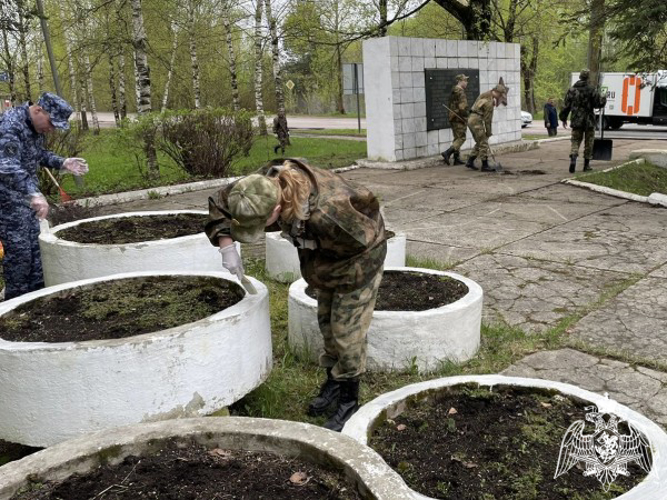 В Твери росгвардейцы вместе с кадетами провели субботник на территории мемориала «Рубеж»