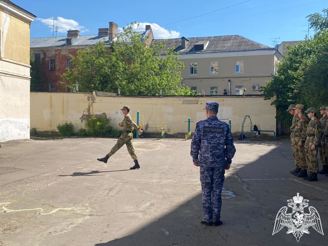 ВОЕННОСЛУЖАЩИЕ РОСГВАРДИИ ПРОВЕЛИ ЗАНЯТИЯ С КАДЕТАМИ В ТВЕРИ