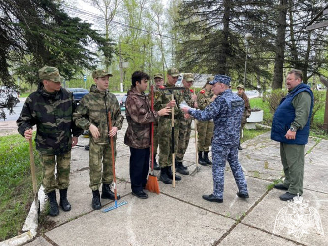 В Твери росгвардейцы вместе с кадетами провели субботник на территории мемориала «Рубеж»