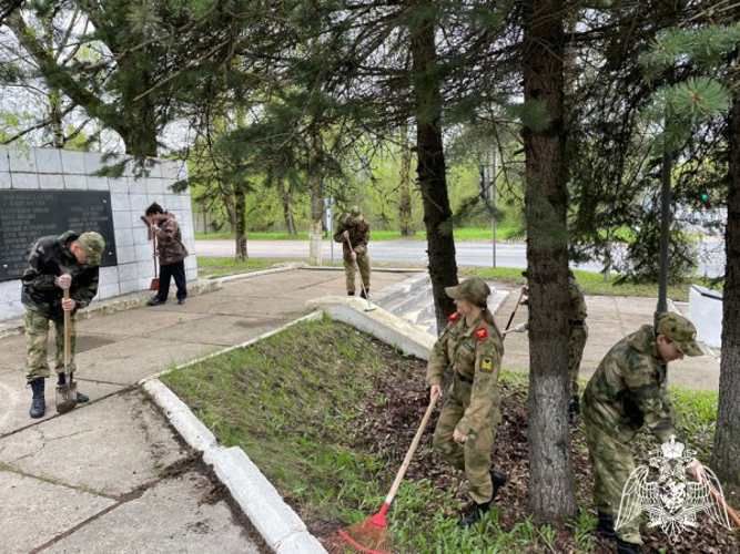 В Твери росгвардейцы вместе с кадетами провели субботник на территории мемориала «Рубеж»