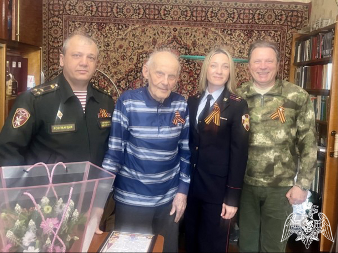 Сотрудники и военнослужащие Управления Росгвардии по Тверской области в преддверии Дня Победы поздравили ветерана