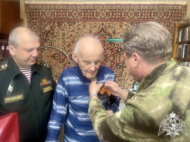 Сотрудники и военнослужащие Управления Росгвардии по Тверской области в преддверии Дня Победы поздравили ветерана