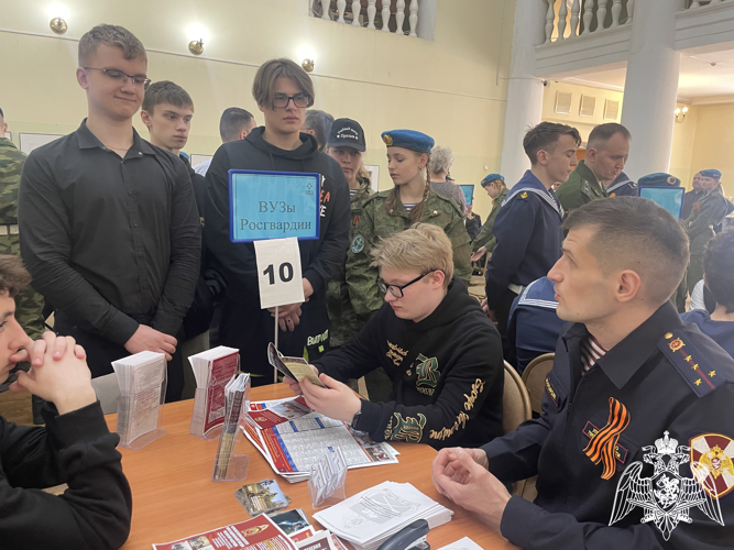 Офицер Росгвардии Герой России майор Алексей Мищенко принял участие в профориентационном мероприятии в Твери
