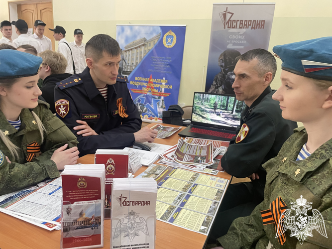 Офицер Росгвардии Герой России майор Алексей Мищенко принял участие в профориентационном мероприятии в Твери