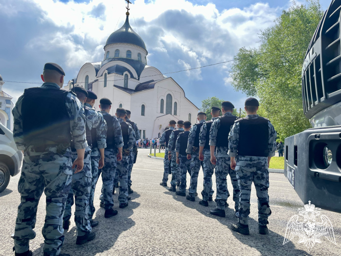 РОСГВАРДЕЙЦЫ ОБЕСПЕЧИЛИ БЕЗОПАСНОСТЬ ВО ВРЕМЯ КРЕСТНОГО ХОДА В ТВЕРИ