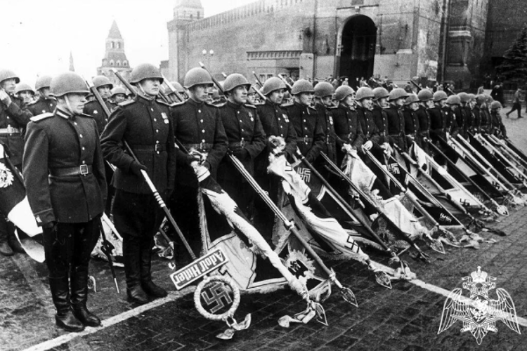 24 июня 1945 года в Москве состоялся исторический военный парад, ознаменовавший Победу Советского Союза над Германией и её союзниками в Великой Отечественной войне. 