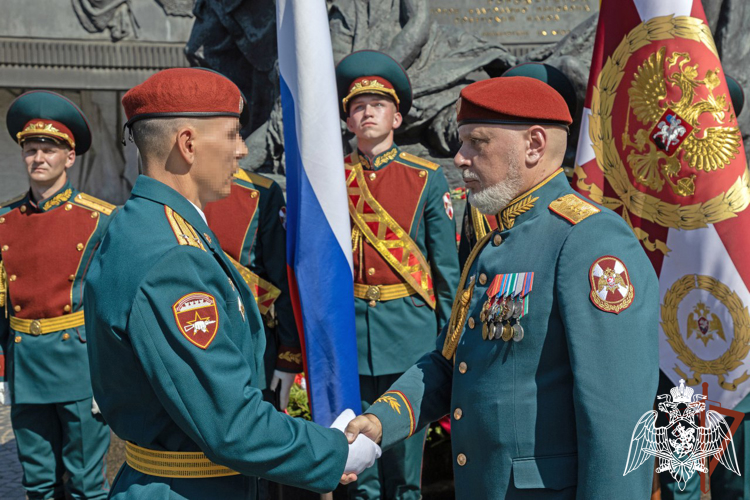 Генерал-полковник Алексей Воробьёв поздравил выпускников Санкт-Петербургского военного института Росгвардии 