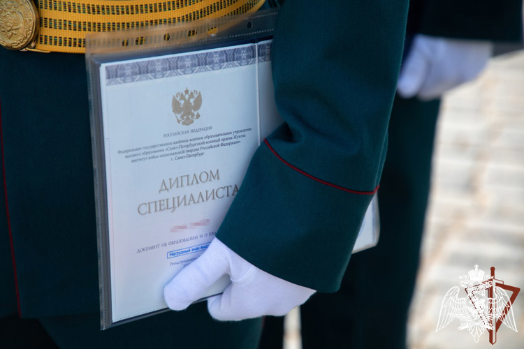 Генерал-полковник Алексей Воробьёв поздравил выпускников Санкт-Петербургского военного института Росгвардии 