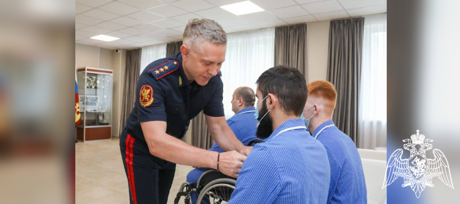 Заместитель директора Росгвардии генерал-полковник полиции Анатолий Маликов вручил государственные награды росгвардейцам в Главном госпитале ведомства