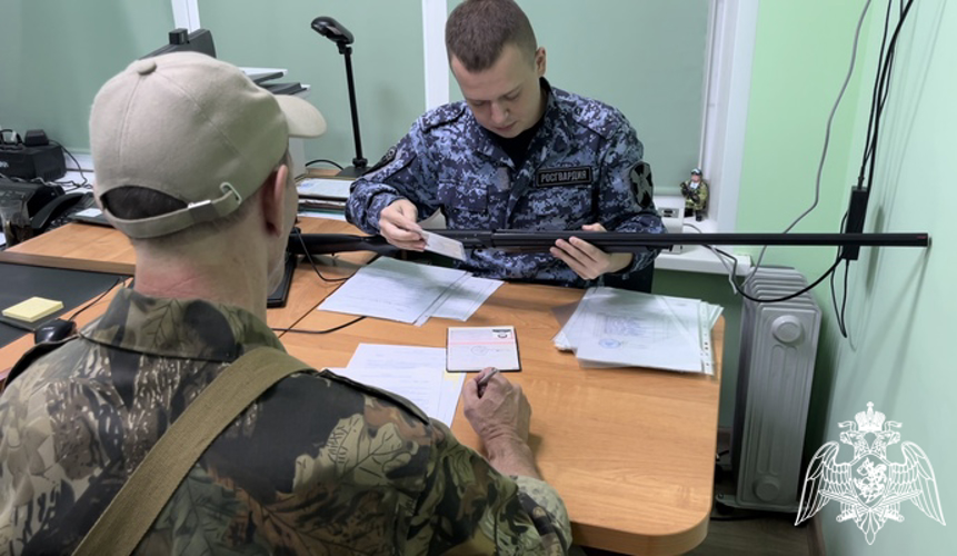 Тверские росгвардейцы передали добровольно сданное охотничье оружие в зону СВО
