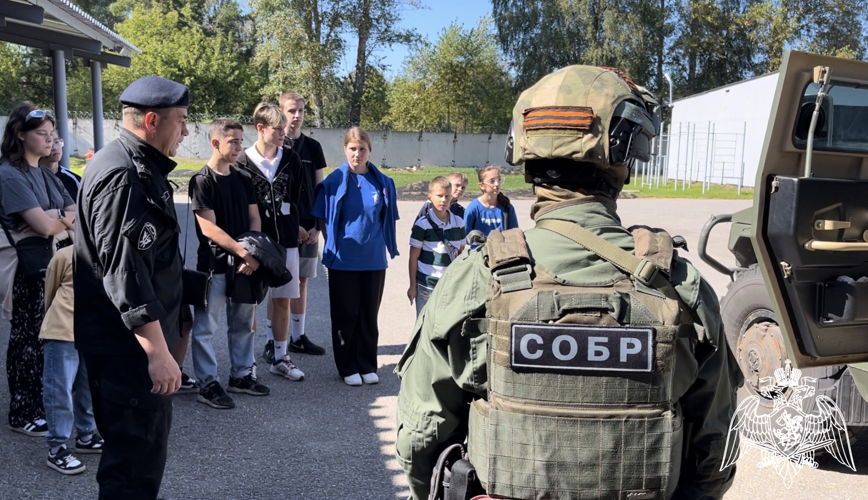 Сотрудники специального отряда быстрого реагирования Управления Росгвардии по Тверской области «Волк» приняли участие в акции «Каникулы с Росгвардией»