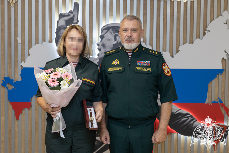 Заместитель директора Росгвардии ‎генерал-полковник Алексей Воробьёв вручил награды офицерам ведомства