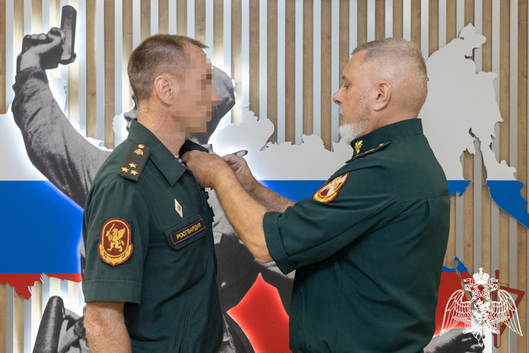 Заместитель директора Росгвардии ‎генерал-полковник Алексей Воробьёв вручил награды офицерам ведомства