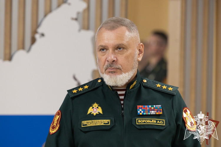Заместитель директора Росгвардии ‎генерал-полковник Алексей Воробьёв вручил награды офицерам ведомства