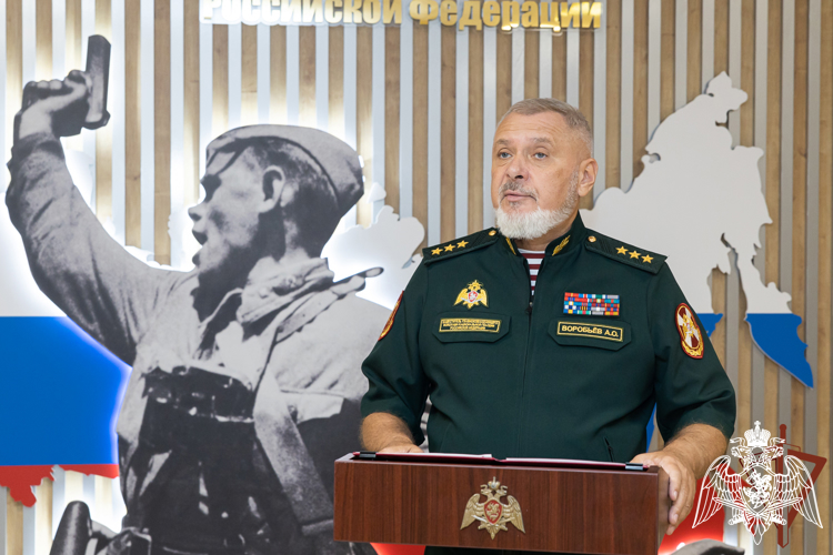 Заместитель директора Росгвардии ‎генерал-полковник Алексей Воробьёв вручил награды офицерам ведомства