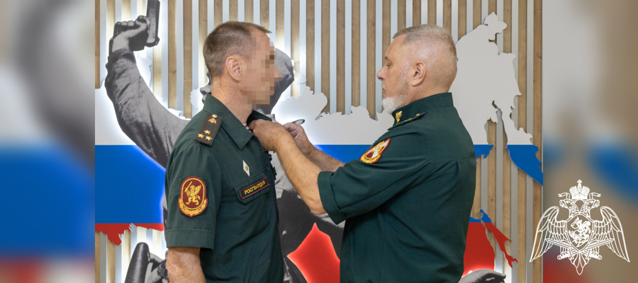Заместитель директора Росгвардии ‎генерал-полковник Алексей Воробьёв вручил награды офицерам ведомства