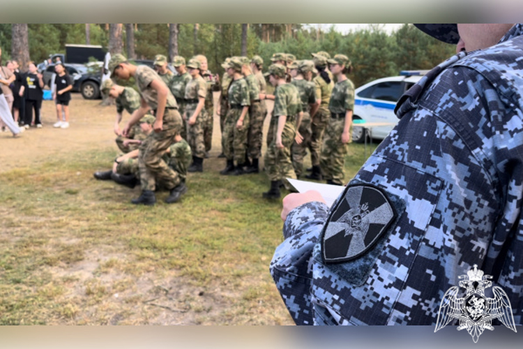 Росгвардейцы провели занятия в полевых условиях для школьников из Твери
