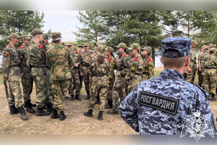 Росгвардейцы провели занятия в полевых условиях для школьников из Твери