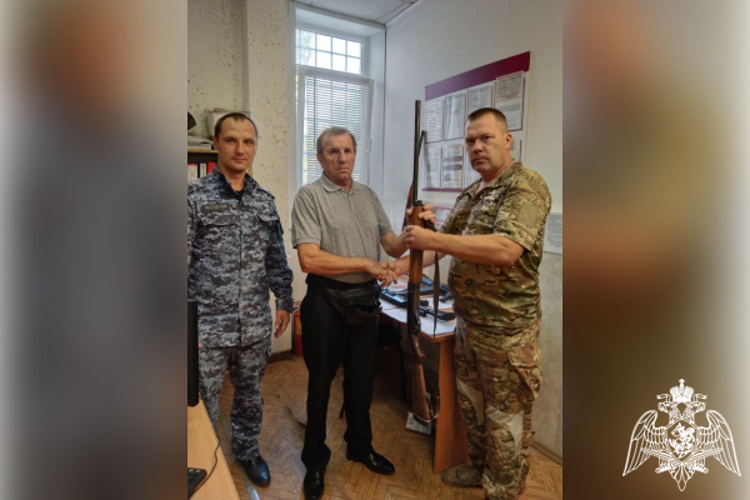 Тверские росгвардейцы передали добровольно сданное охотничье оружие в зону СВО