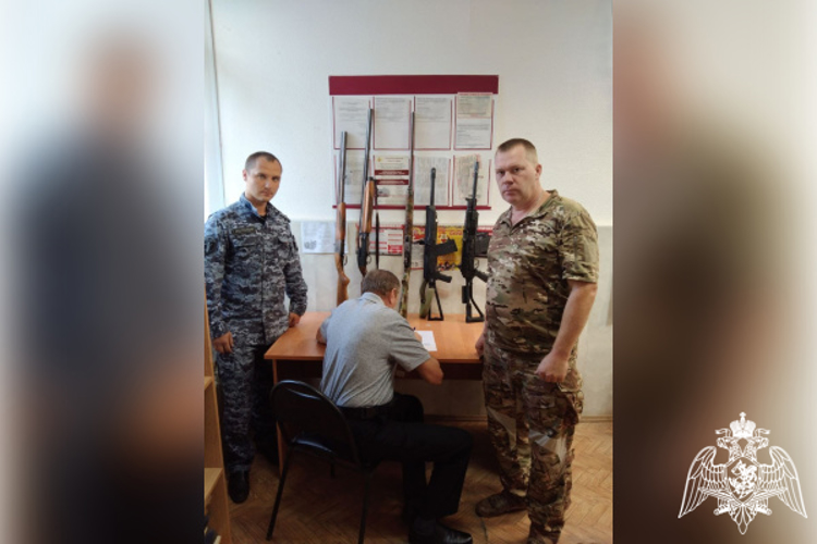 Тверские росгвардейцы передали добровольно сданное охотничье оружие в зону СВО