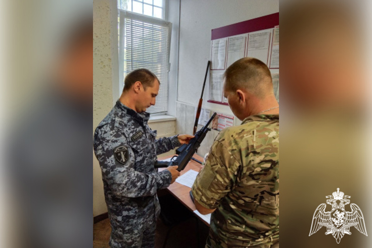 Тверские росгвардейцы передали добровольно сданное охотничье оружие в зону СВО