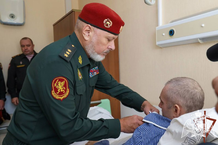 Заместитель директора Росгвардии генерал-полковник Алексей Воробьев вручил государственные награды росгвардейцам в Главном госпитале ведомства