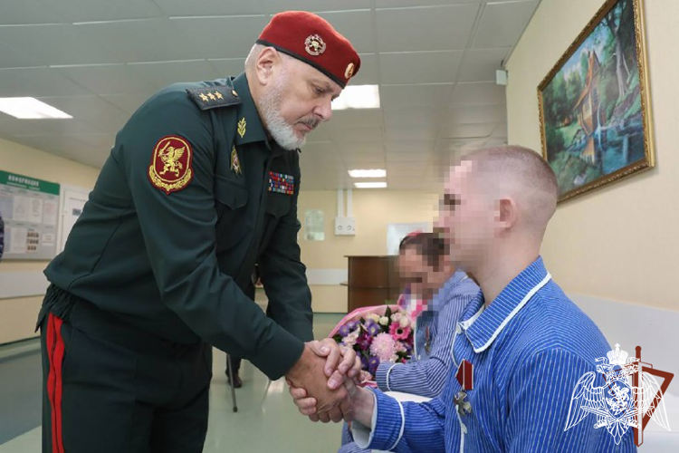 Заместитель директора Росгвардии генерал-полковник Алексей Воробьев вручил государственные награды росгвардейцам в Главном госпитале ведомства