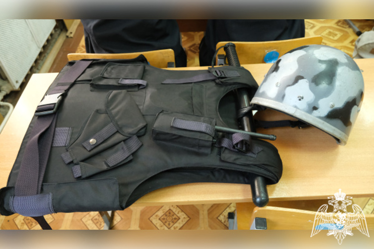 В преддверии професионального праздника  сотрудники вневедомственной охраны в Твери провели занятие с кадетами  подшефного класса