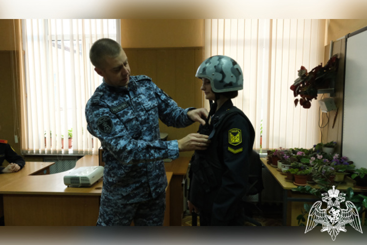 В преддверии професионального праздника  сотрудники вневедомственной охраны в Твери провели занятие с кадетами  подшефного класса