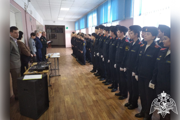 В преддверии Дня Учителя военнослужащие регионального Управления Росгвардии поздравили педагогов МБОУ СОШ №16