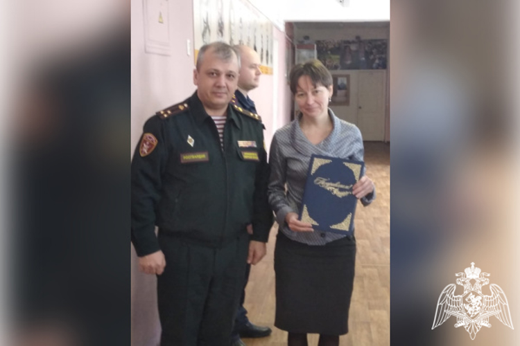 В преддверии Дня Учителя военнослужащие регионального Управления Росгвардии поздравили педагогов МБОУ СОШ №16